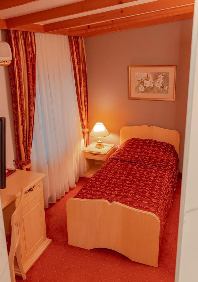 Hotel & Restaurant Se-Mi Veliko Trgovisce Ngoại thất bức ảnh